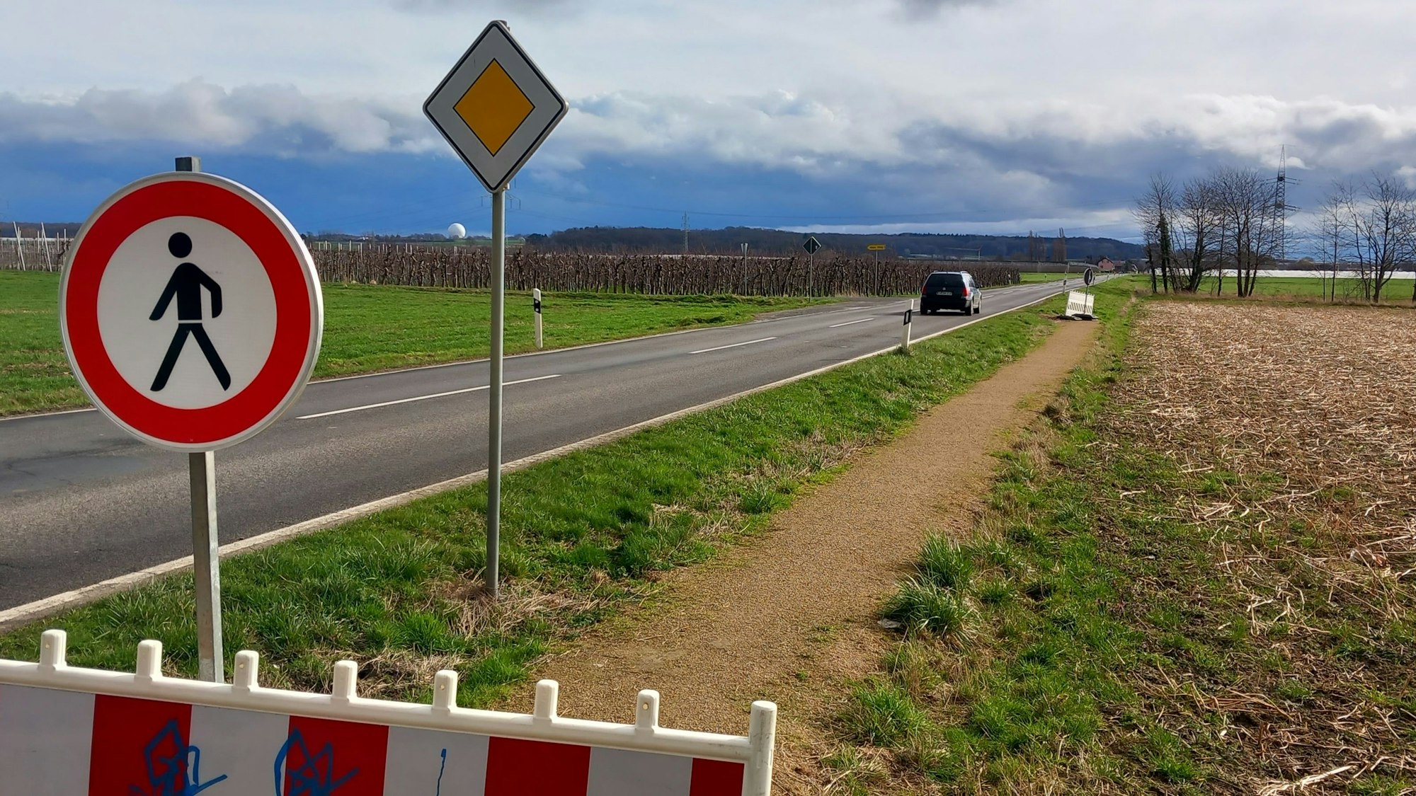 Der kurze Kiesweg neben der Landstraße ist gesperrt.