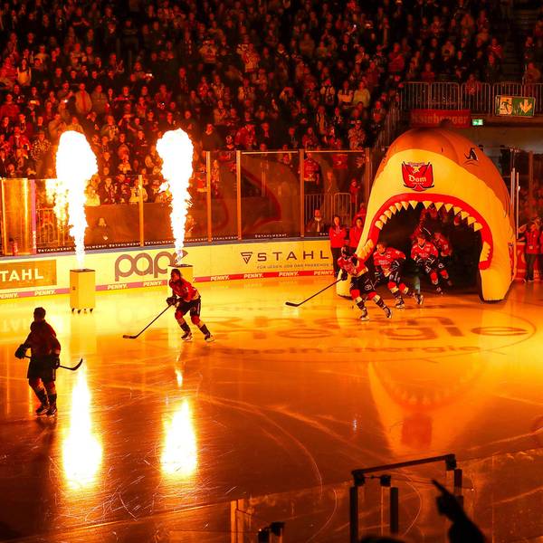 Volle Ränge bei der Einlaufshow der Kölner Haie vor dem Heimspiel gegen die Löwen Frankfurt.