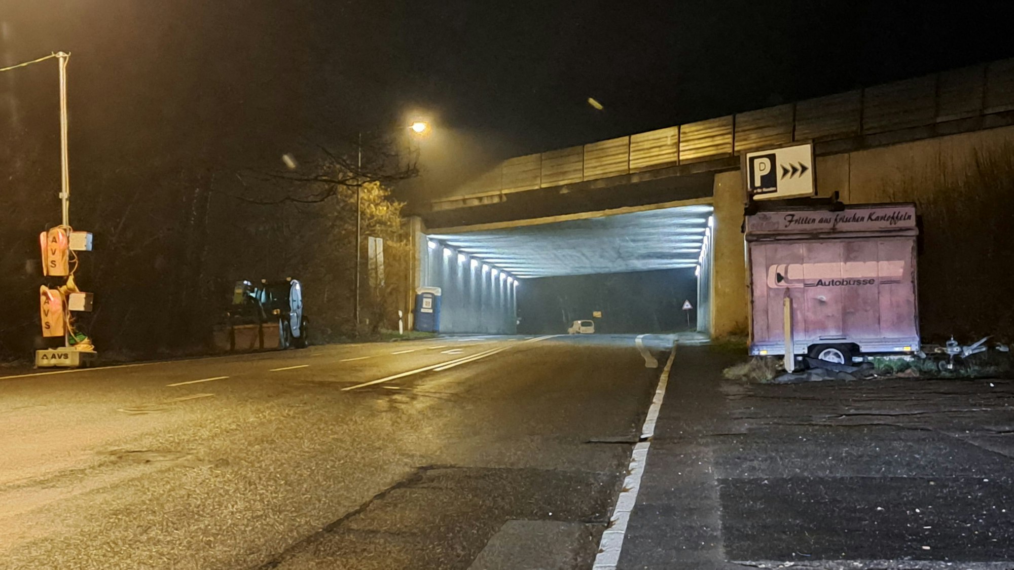 Gesperrte Landstraße zwischen Untereschbach in der Nacht zum 6. März 2024.