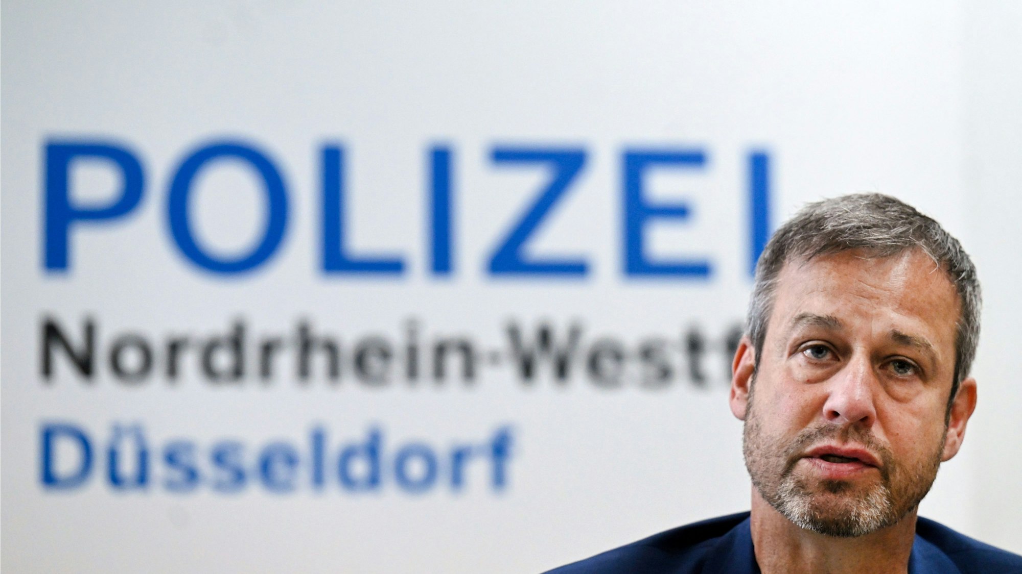 ARCHIV - 04.09.2023, Nordrhein-Westfalen, Düsseldorf: Guido Adler, Leiter des Kriminalkommissariats 11 im Polizeipräsidium von Nordrhein-Westfalen, unterrichtet die Presse über die Klärung eines sogenannten "Cold Case" - Mordes aus dem Jahre 2007 an einer Stewardess aus Velbert.