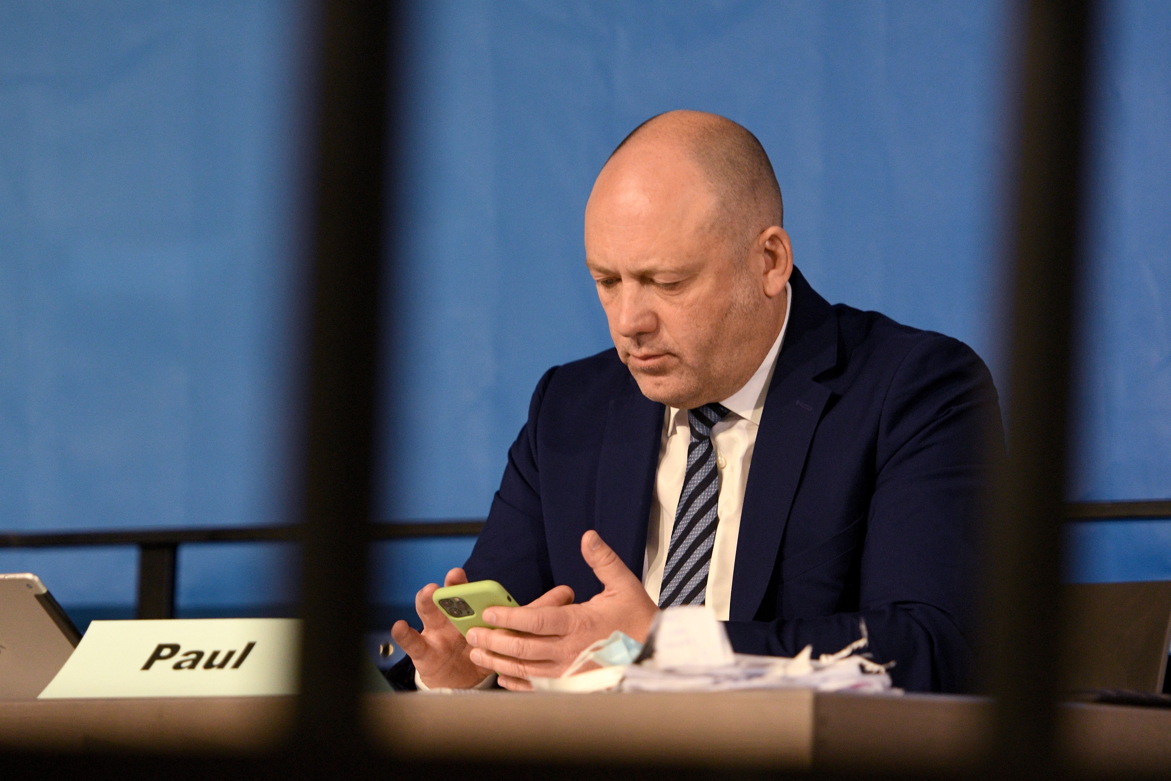 ARCHIV - 05.09.2020, Rheinland-Pfalz, Idar-Oberstein: Joachim Paul, Mitglied der rheinland-pfälzischen Alternative für Deutschland (AfD), beschäftigt sich bei einem  Landesparteitag mit seinem Smartphone.