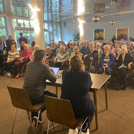 Zu sehen ist die Versammlung der Bewohner im Speisesaal des Seniorenheims.