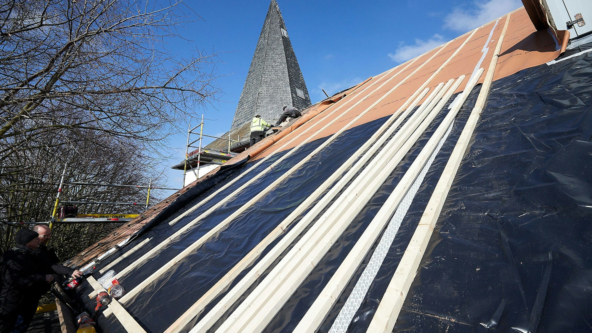Die Beschieferung der Kirche ist abgenommen worden, damit Dachstuhl und Holzdecke von der Oberseite in Augenschein genommen werden können.