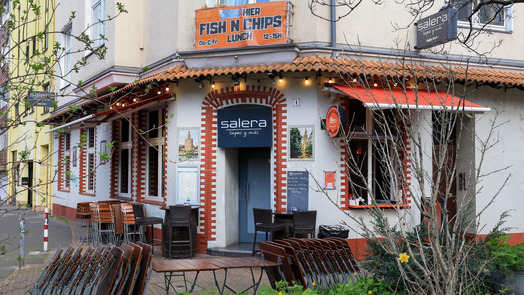 Das Restaurant Salera Tapas bieten jetzt auch Fish and Chips am Take Away Fenster an.