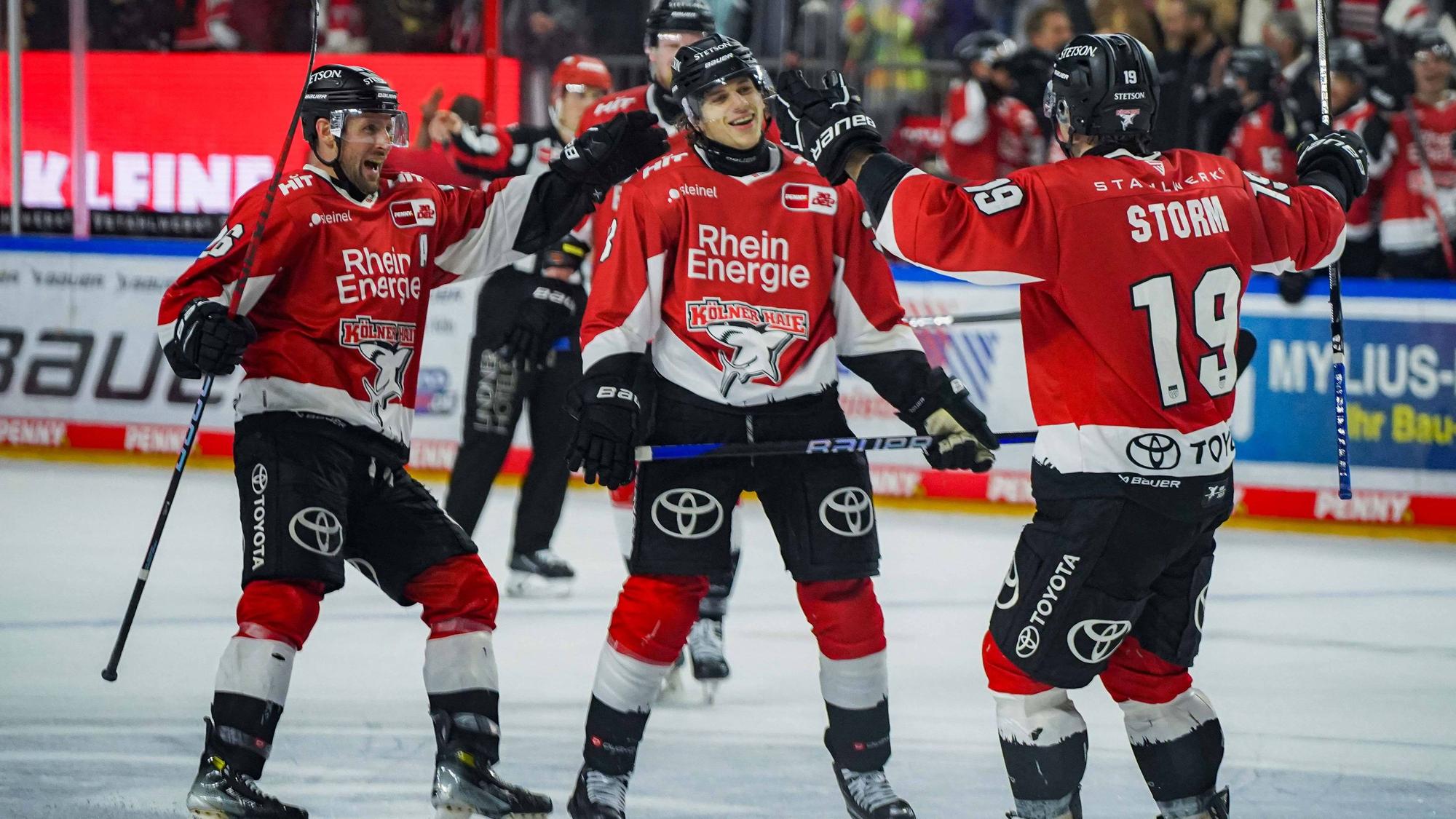 Tim Wohlgemuth (mitte) feiert mit David McIntyre und Frederik Storm (r.) eines seiner Saisontore.