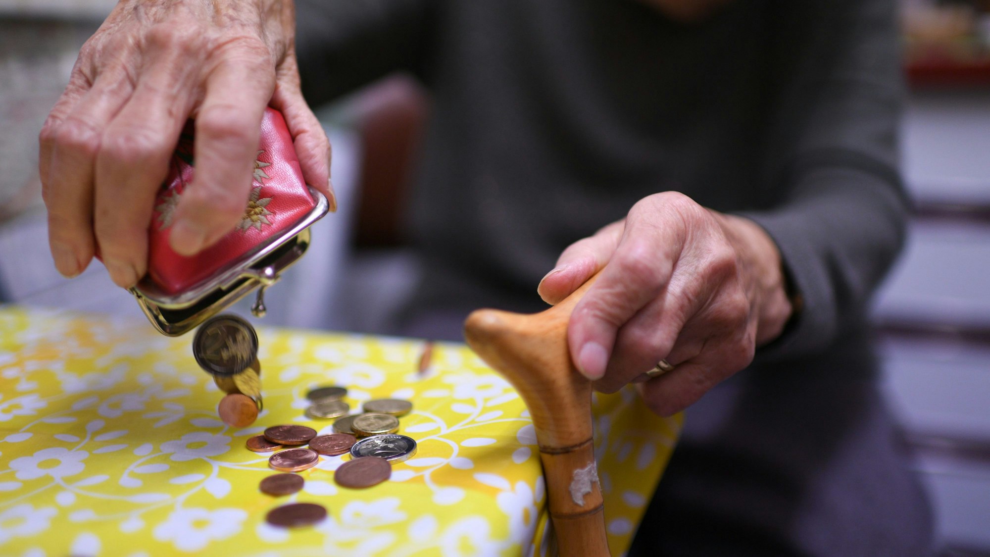 Vor allem Frauen haben im Alter viel zu wenig Geld zum Leben.