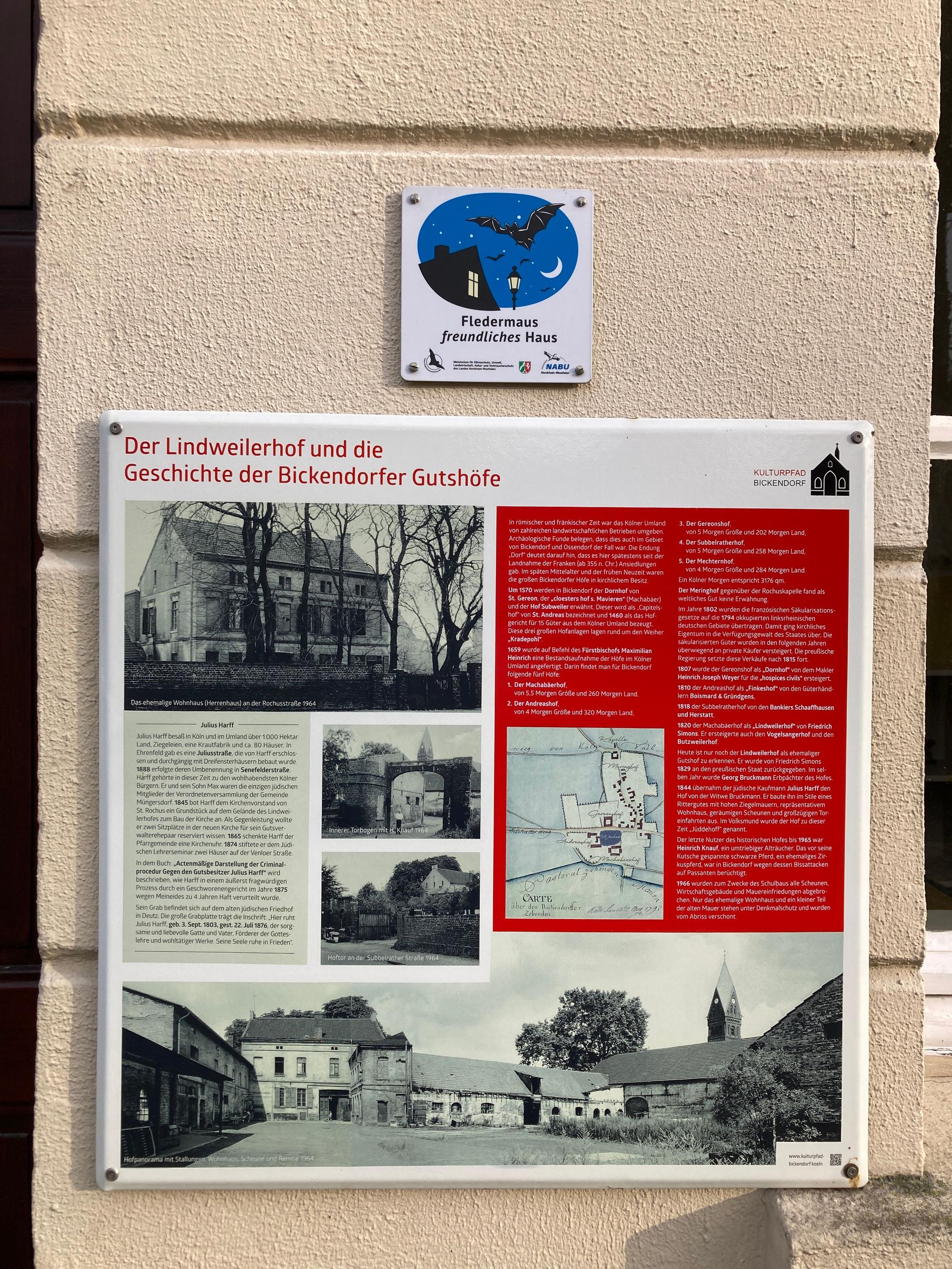 Eine Plakette an der Hauswand des Gutshauses informiert über die Geschichte des Hofs.