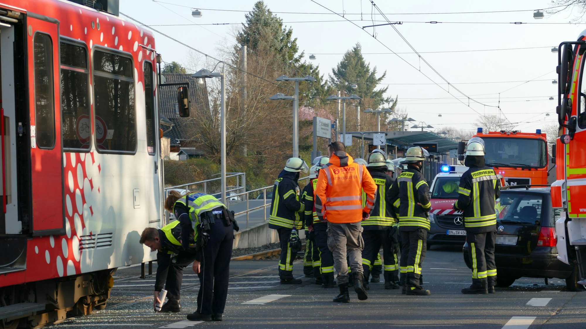 Polizisten sichern Spuren an der Bahn.