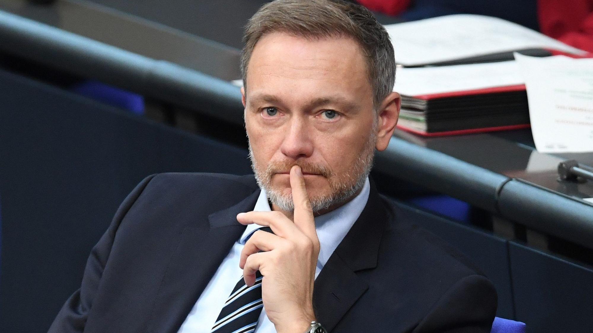 Christian Lindner guckt konzentriert.