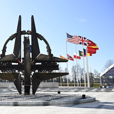 Nationalflaggen wehen vor der Flaggenhissungszeremonie für den Beitritt Finnlands zur Nato, die im Rahmen des Nato-Außenministertreffens im Nato-Hauptquartier stattfindet. Schweden ist offiziell Mitglied der Nato.