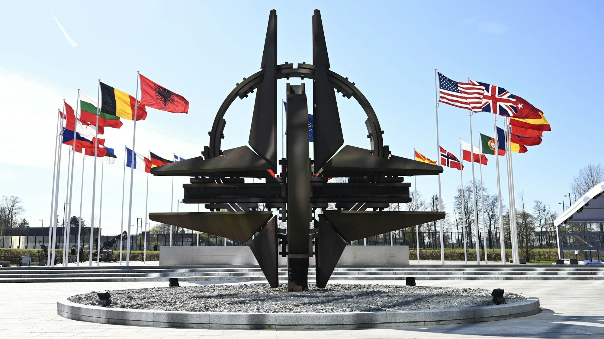 Nationalflaggen wehen vor der Flaggenhissungszeremonie für den Beitritt Finnlands zur Nato, die im Rahmen des Nato-Außenministertreffens im Nato-Hauptquartier stattfindet. Schweden ist offiziell Mitglied der Nato.