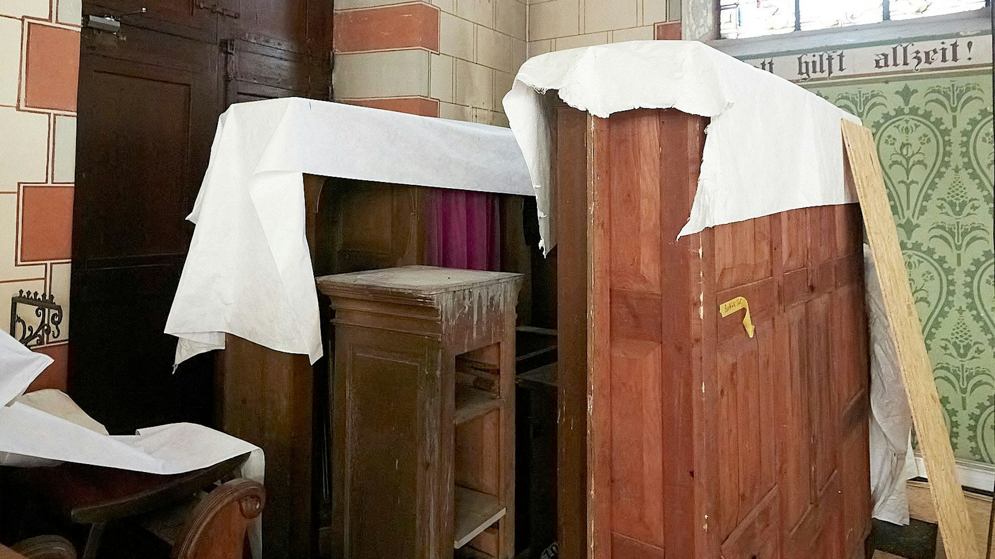 Sorgfältig abgedeckt und vor dem Baustaub geschützt ist die Inneneinrichtung der Holzheimer Kirche
