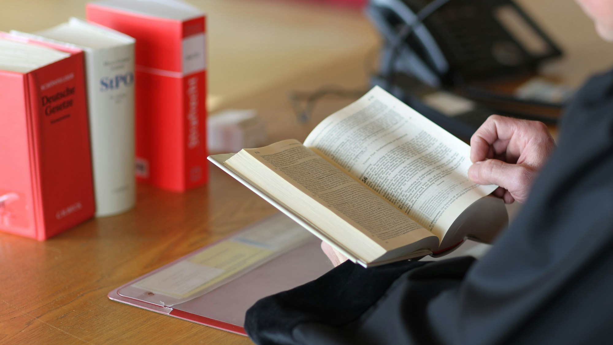 Ein Richter an seinem Tisch mit einem Buch