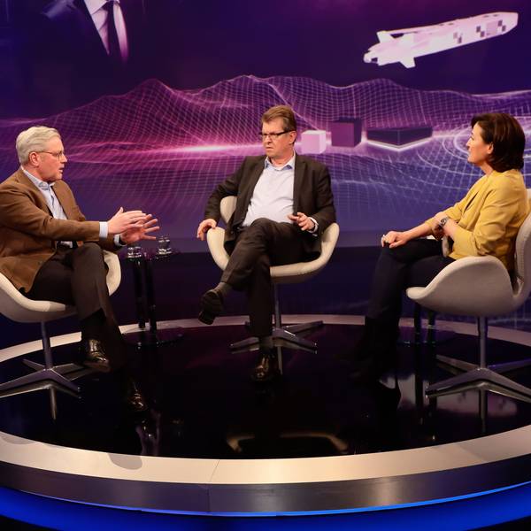 Norbert Röttgen (CDU, l.) und Ralf Stegner (SPD, M.) bekommen sich bei Sandra Maischberger (l.) in die Haare.