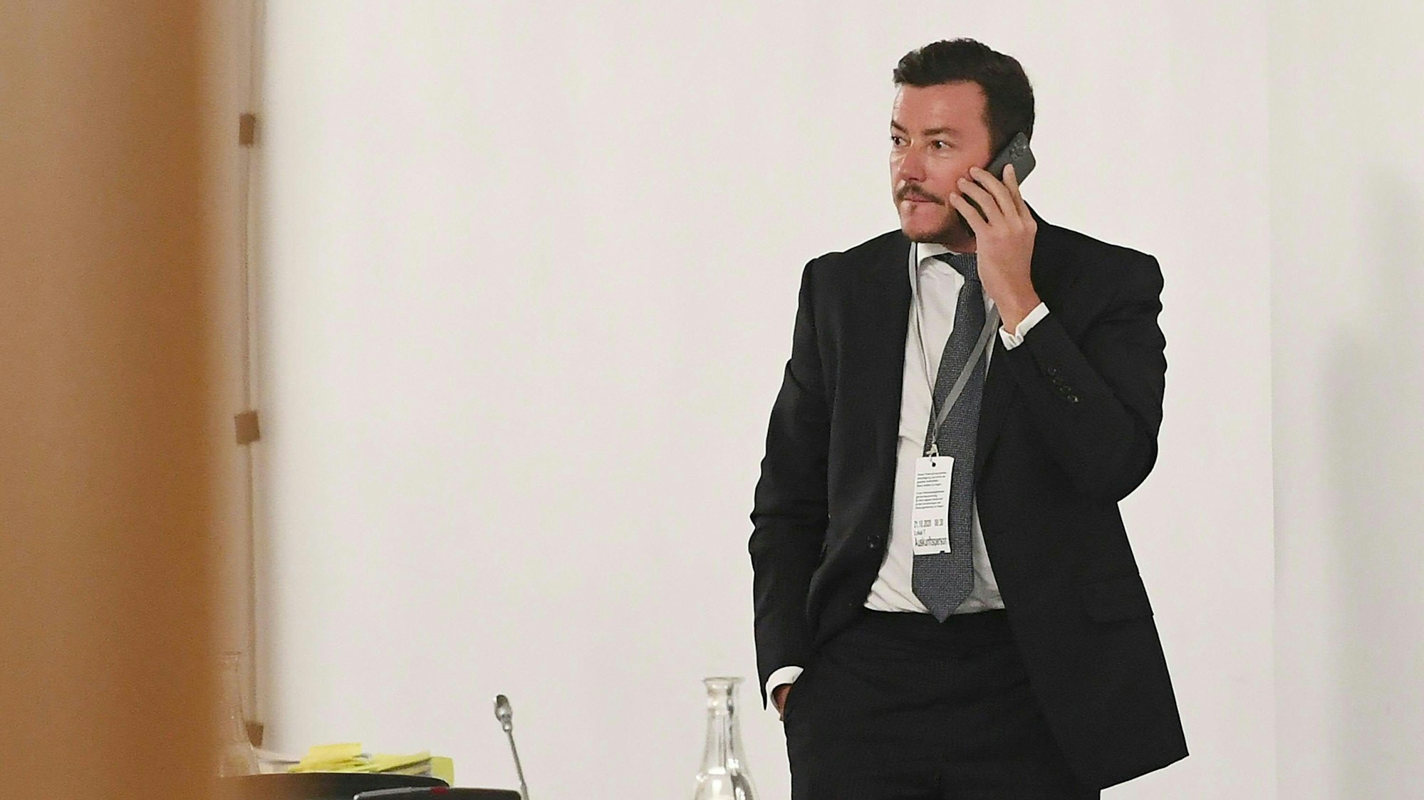 Signa-Holding-Gründer Rene Benko telefoniert im Anzug in einem Büroraum, aufgenommen im Rahmen des Ibiza-U-Ausschusses im Parlamentsausweichquartier in der Hofburg in Wien.