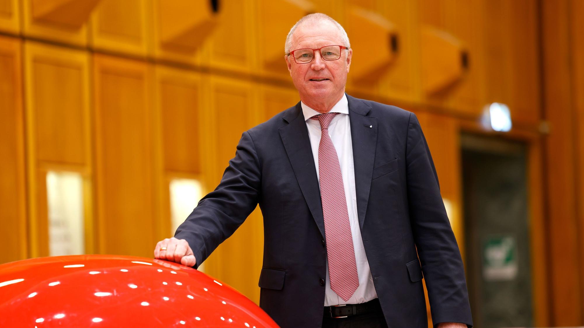 Alexander Wüerst in der Schalterhalle der Kreissparkasse Köln in der Zentrale am Kölner Neumarkt.