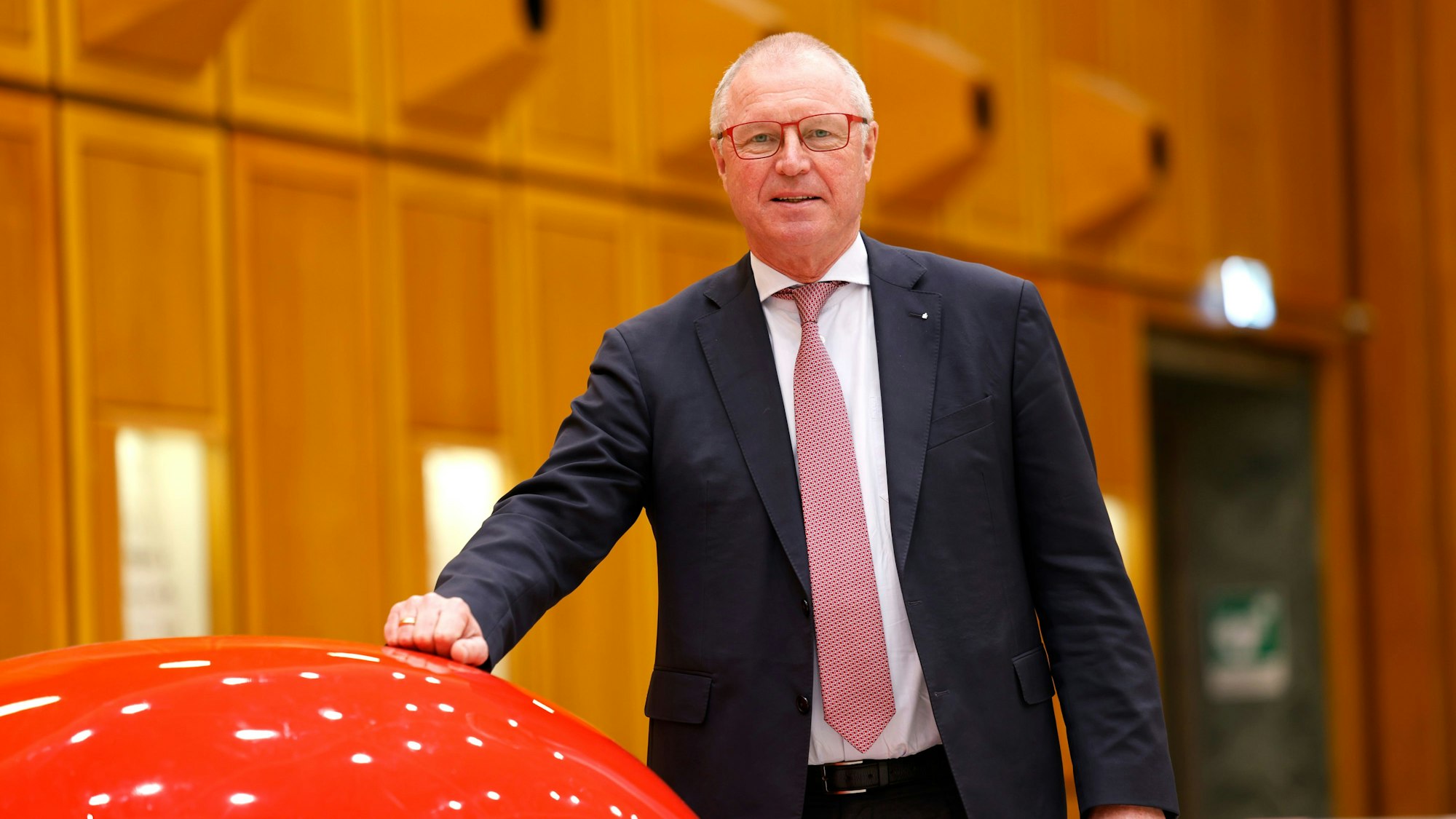 Alexander Wüerst in der Schalterhalle der Kreissparkasse Köln in der Zentrale am Kölner Neumarkt.