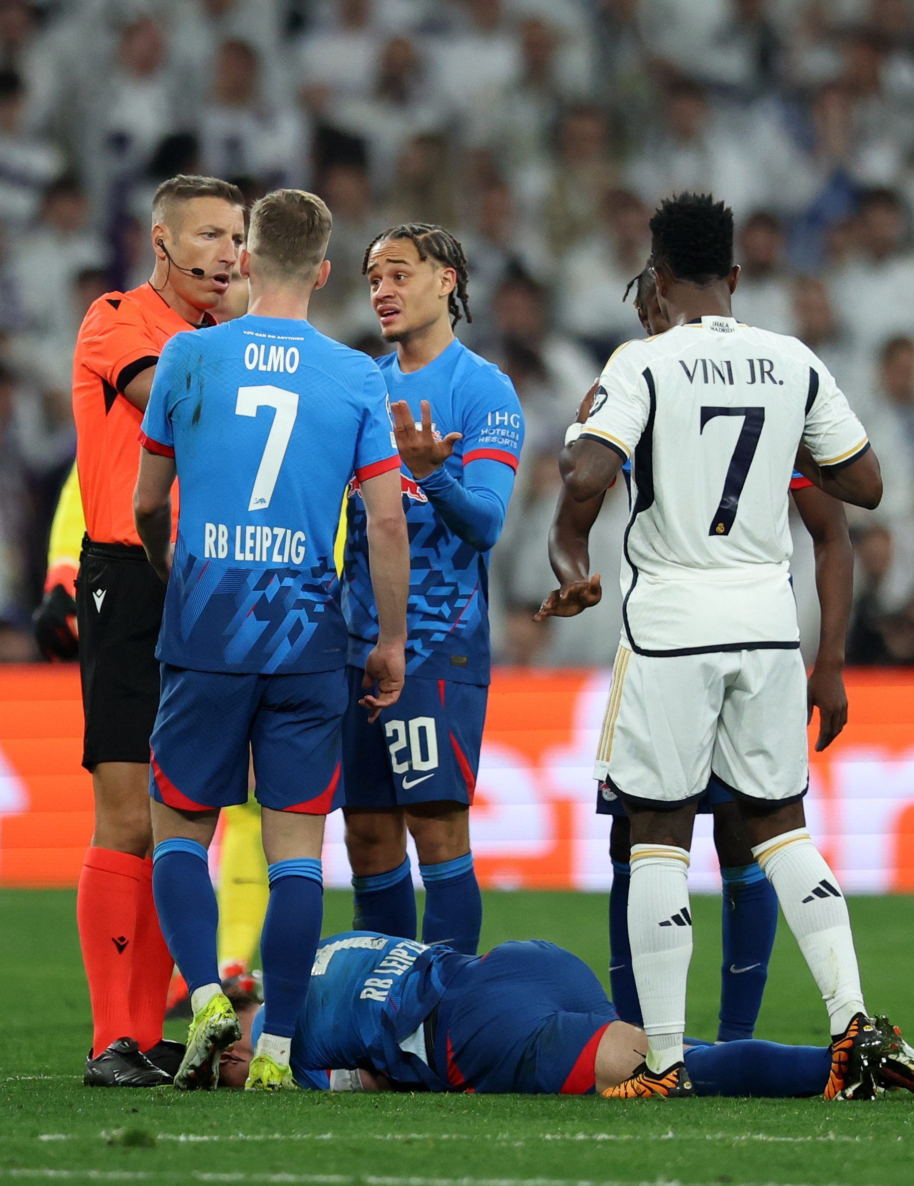 RB Leipzigs Dani Olmo und Xavi Simons diskutieren mit Schiedsrichter Davide Massa.