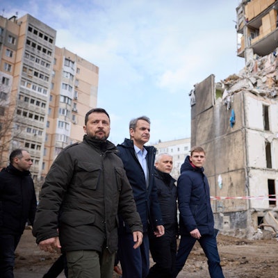 Wolodymyr Selenskyj (l), Präsident der Ukraine, und Kyriakos Mitsotakis (M), Ministerpräsident von Griechenland, gehen durch ein von einem russischen Angriff beschädigtes Wohngebiet in Odessa.
