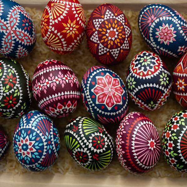 Bunte Ostereier mit sorbischen Mustern und Ornamenten.