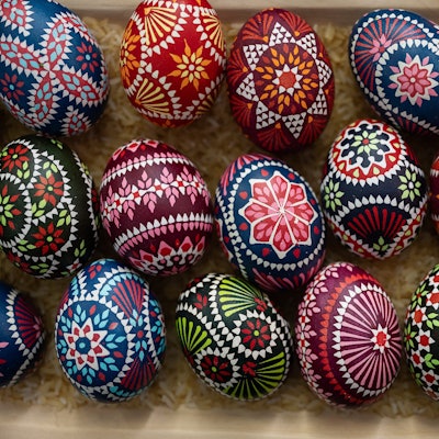 Bunte Ostereier mit sorbischen Mustern und Ornamenten.