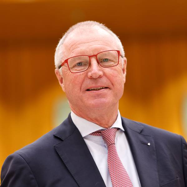 Seit Februar 2006 steht Alexander Wüerst an der Spitze der Kreissparkasse Köln. Er ist damit der Vorstandschef der 50 größten Geldhäuser Deutschlands, der am längsten in Amt ist. Ende des Jahres wird dann Thomas Pennartz Vorstandsvorsitzender des Instituts.
