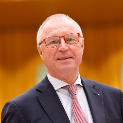 Seit Februar 2006 steht Alexander Wüerst an der Spitze der Kreissparkasse Köln. Er ist damit der Vorstandschef der 50 größten Geldhäuser Deutschlands, der am längsten in Amt ist. Ende des Jahres wird dann Thomas Pennartz Vorstandsvorsitzender des Instituts.