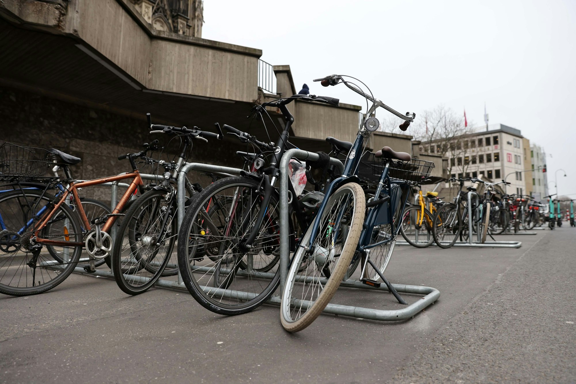 Zwischen Luxushotel und Dom sind sie eher kein Hingucker.