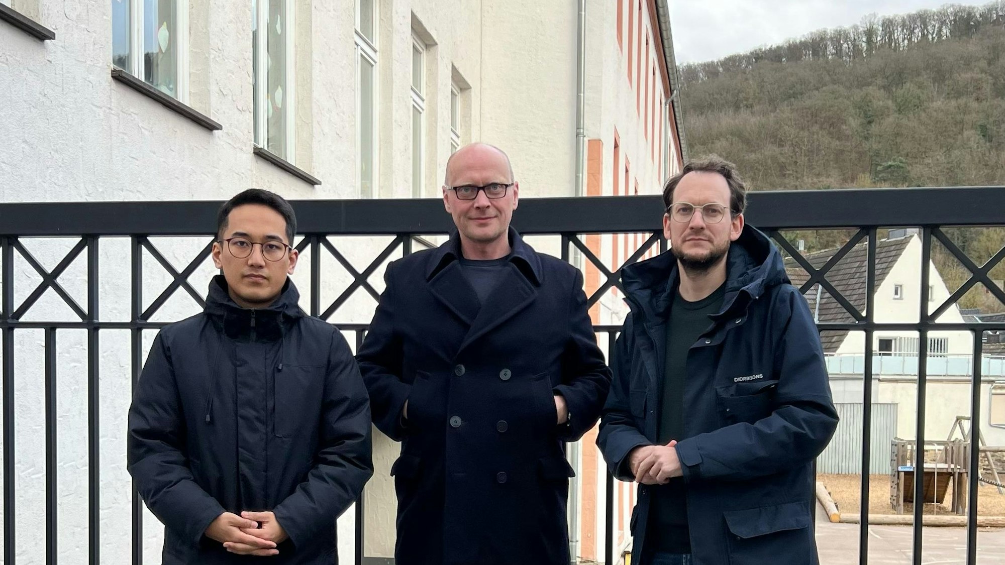 Mitglieder der SPD-Fraktion stehen vor der Grundschule Bad Münstereifel.