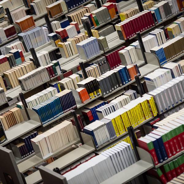 Nordrhein-Westfalen, Düsseldorf: Bücher in der Bibliothek in der Heinrich-Heine-Universität während der Langen Nacht der aufgeschobenen Hausarbeiten. (Archivbild)