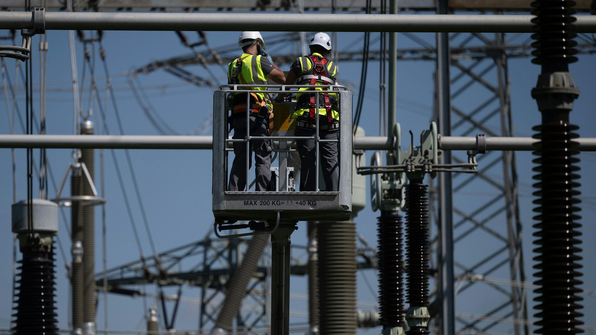 ARCHIV - 10.08.2023, Baden-Württemberg, Markgröningen: Mitarbeiter der Transnet BW führen in einem abgeschalteten Bereich des Umspannwerks Pulverdingen Wartungsarbeiten an einer 380 000 Volt Höchstspannungsanlage durch. (zu dpa: «Rechnungshof: Bundesregierung ist bei Energiewende «nicht auf Kurs»») Foto: Marijan Murat/dpa +++ dpa-Bildfunk +++