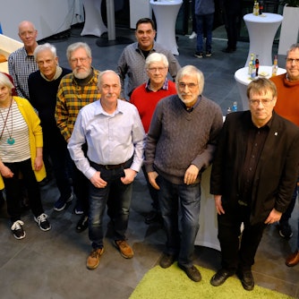 Gruppenbild der Sieger des Fotowettbewerbs der Kölnischen Rundschau und des „Kölner Stadt-Anzeiger“ im Kreis Euskirchen mit e-regio-Geschäftsführer Stefan Dott (l.).