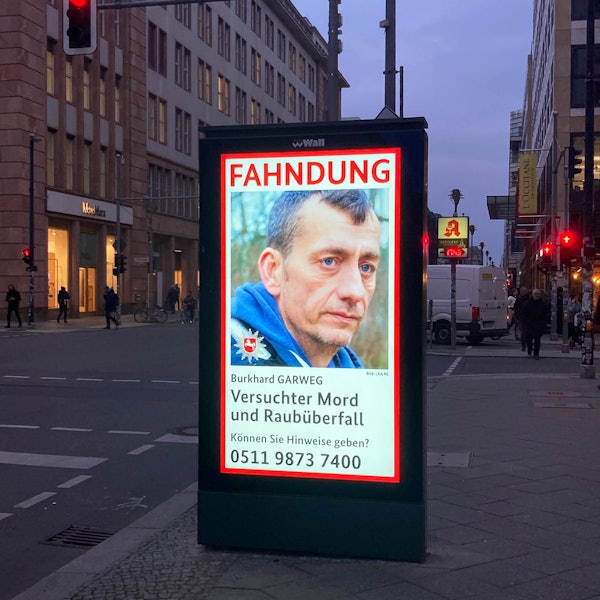 Berlin: Ein Fahndungsplakat des Landeskriminalamts Niedersachsen zeigt den mutmaßlichen früheren RAF-Terroristen Burkhard Garweg auf einer digitalen Anzeigetafel in der Innenstadt. Garweg lebte offenbar in einem Bauwagen in Friedrichshain.