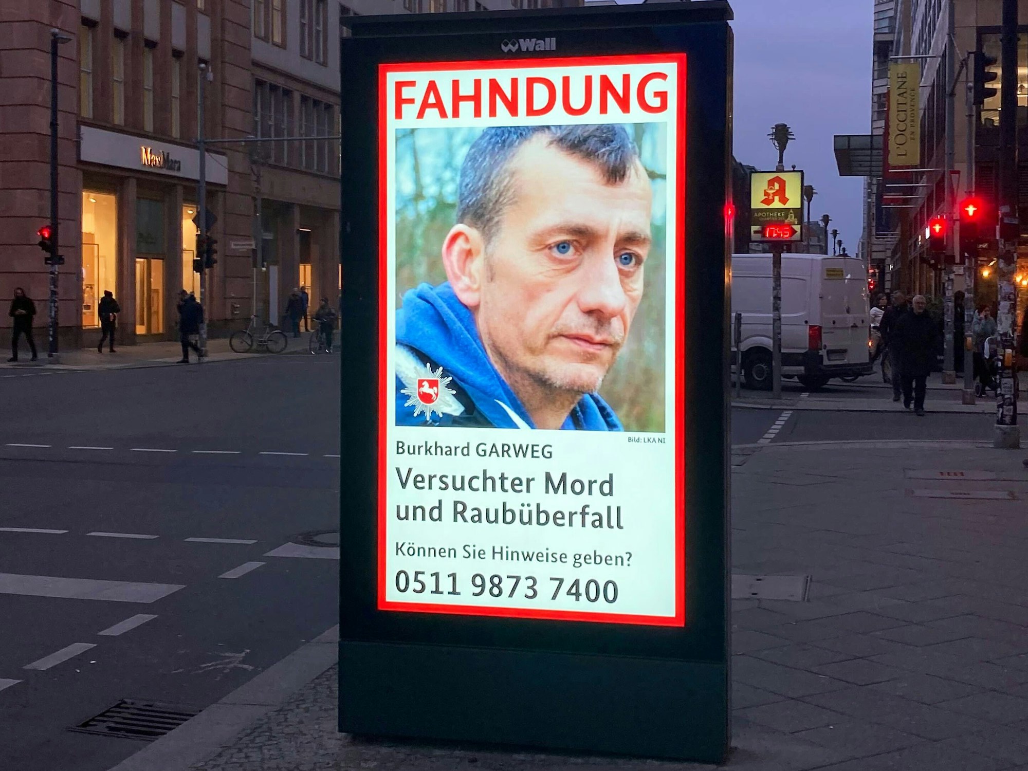 Ein Fahndungsplakat des LKA Niedersachsen zeigt den mutmaßlichen früheren RAF-Terroristen Burkhard Garweg auf einer digitalen Anzeigetafel in Berlin.