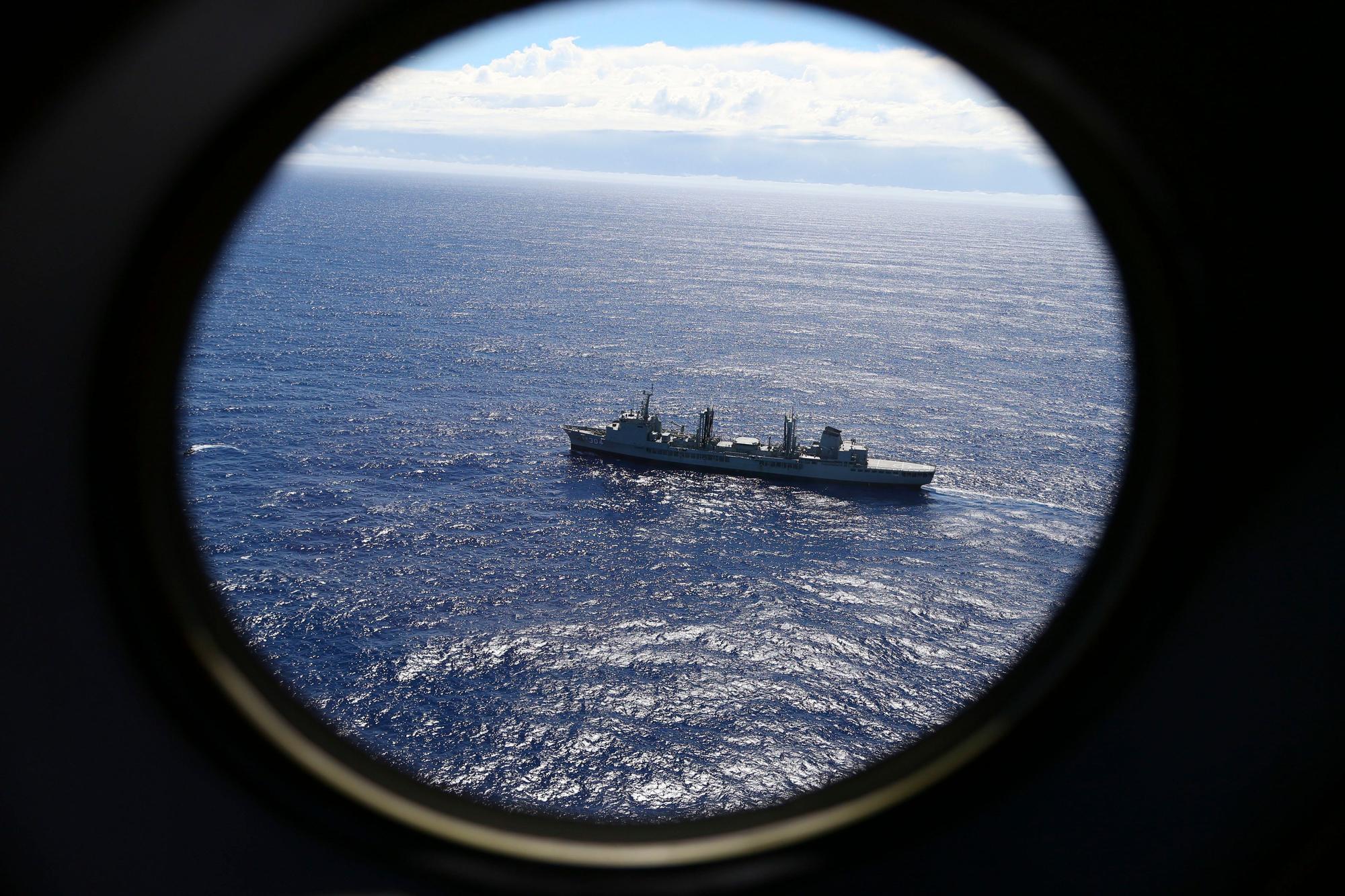 Perth: Das Versorgungsschiff HMAS Success der Royal Australian Navy sucht nach der vermissten Maschine der Fluggesellschaft Malaysia-Airlines (Flug MH370) im südlichen Indischen Ozean nahe der Küste von Australien.