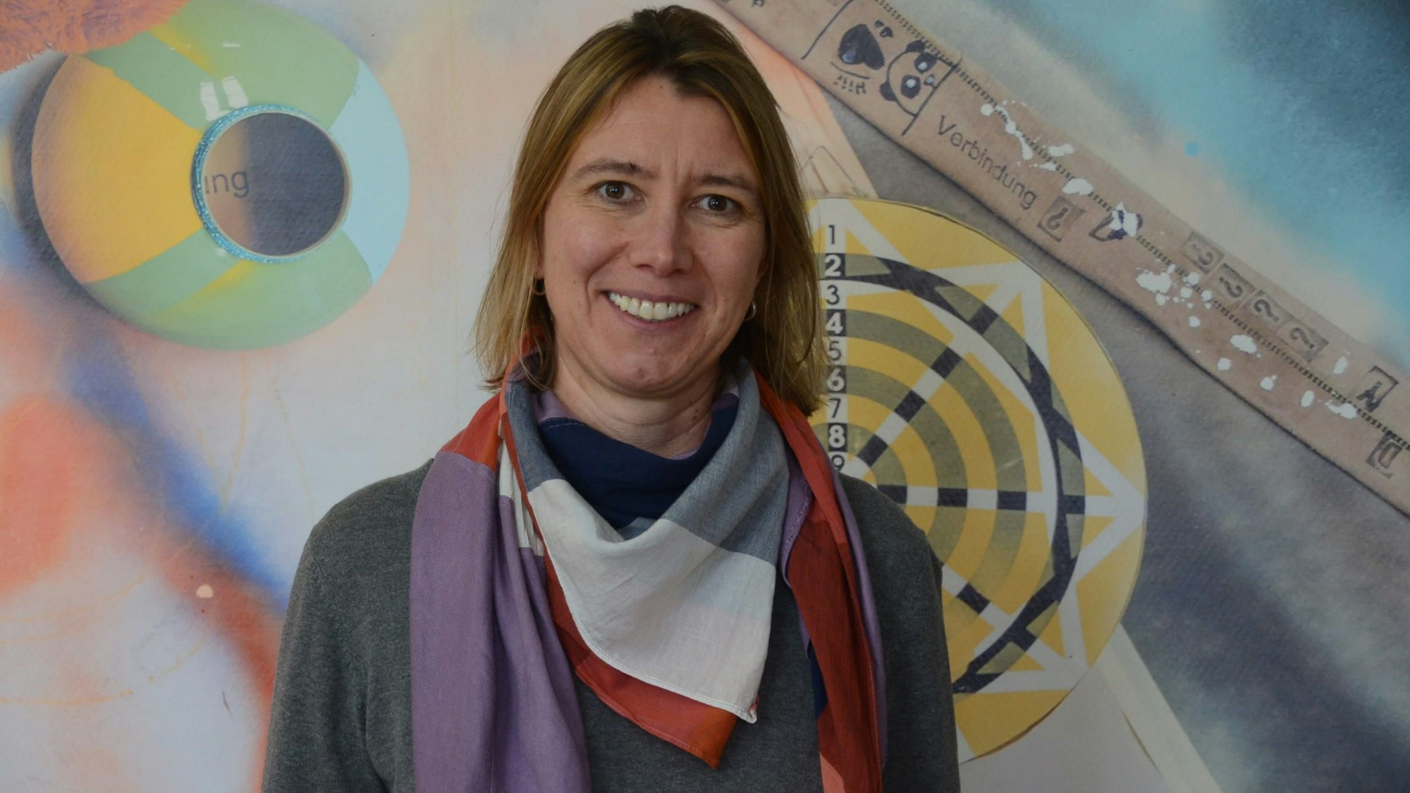 Sonja Boddenberg, eine blonde Frau mit einem bunten Halstuch, ist Leiterin des Siegburger Kinderheims Pauline von Mallinckrodt.