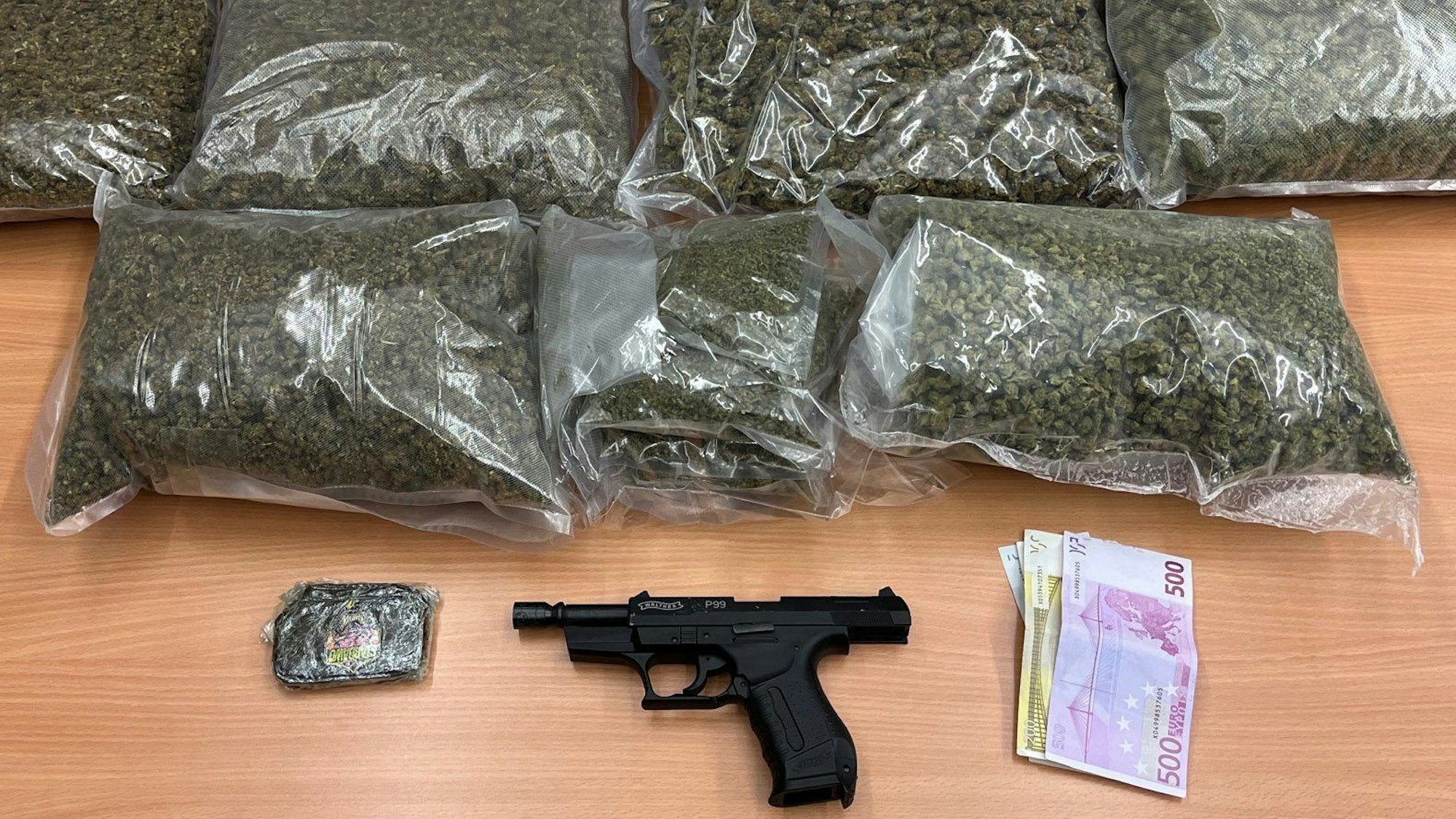 Nordrhein-Westfalen, Dortmund: Marihuana, Bargeld und eine Pistole liegen auf einem Tisch (Aufnahmedatum unbekannt).