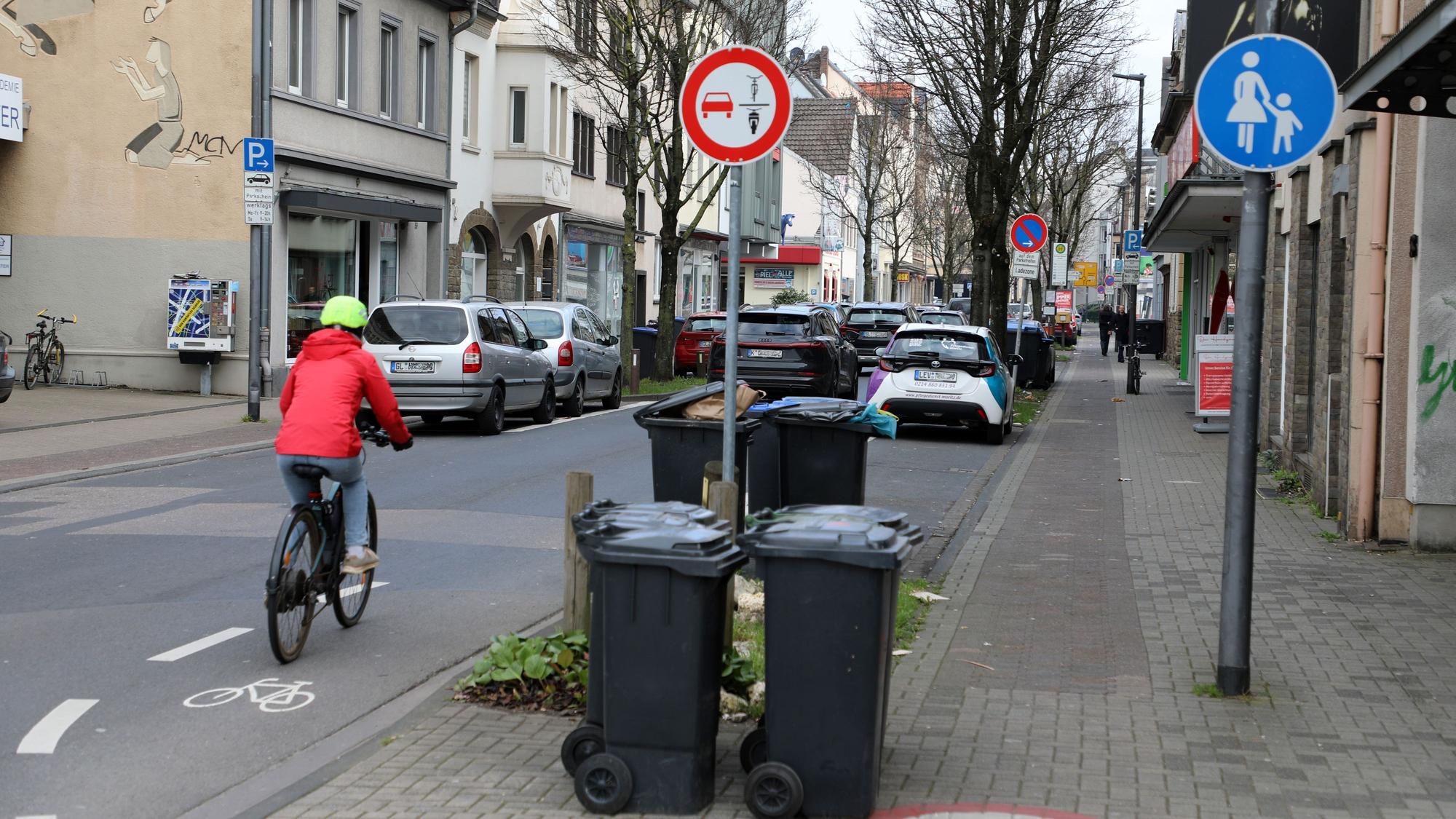 Ein Radfahrerin fährt auf der Unteren Hauptstraße in Bergisch Gladbach.