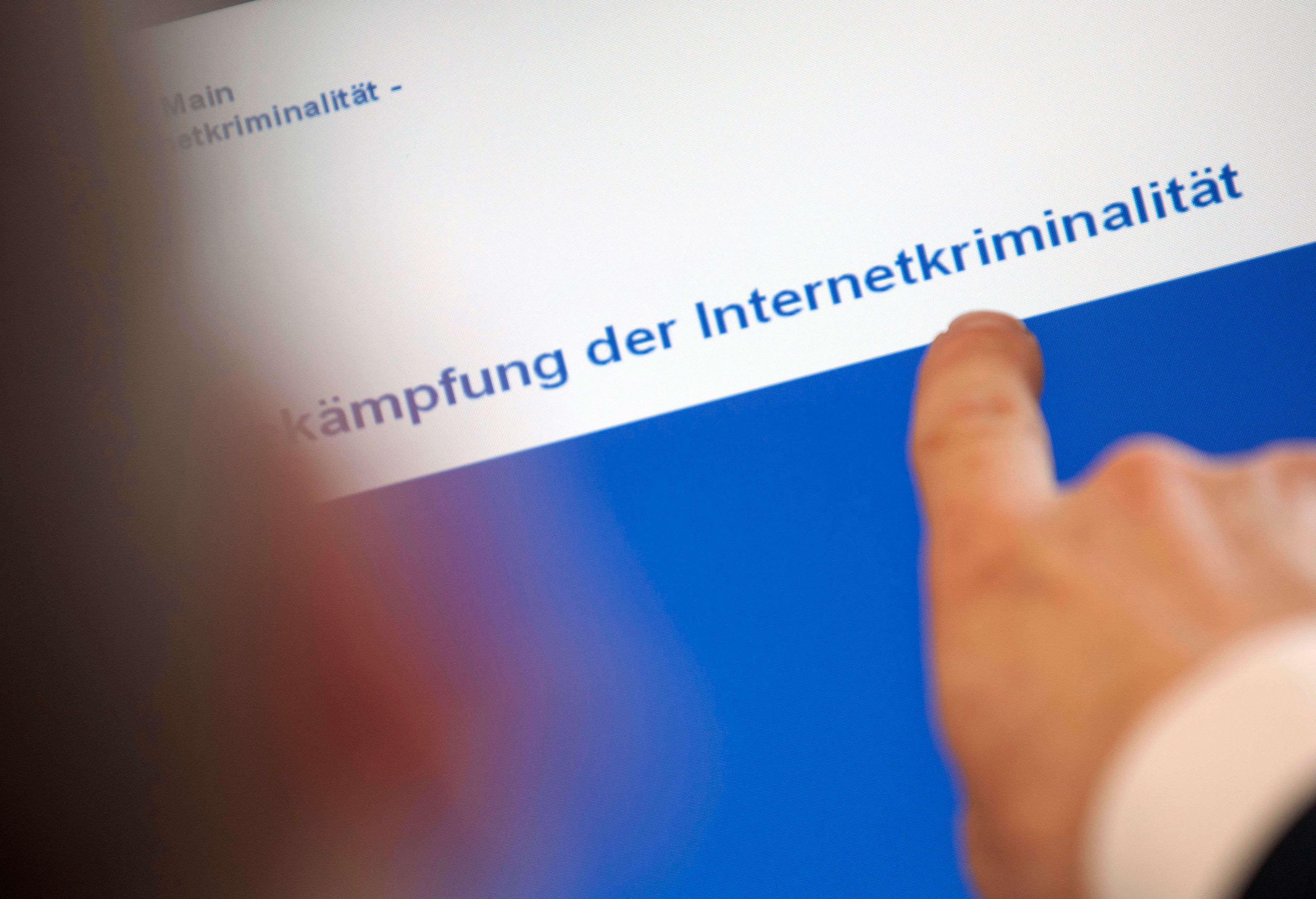 Ein Staatsanwalt zeigt bei einer Pressekonferenz zur Vorstellung der Arbeit der Zentralstelle zur Bekämpfung der Internetkriminalität (ZIT) auf einen Bildschirm. (Symbolbild)