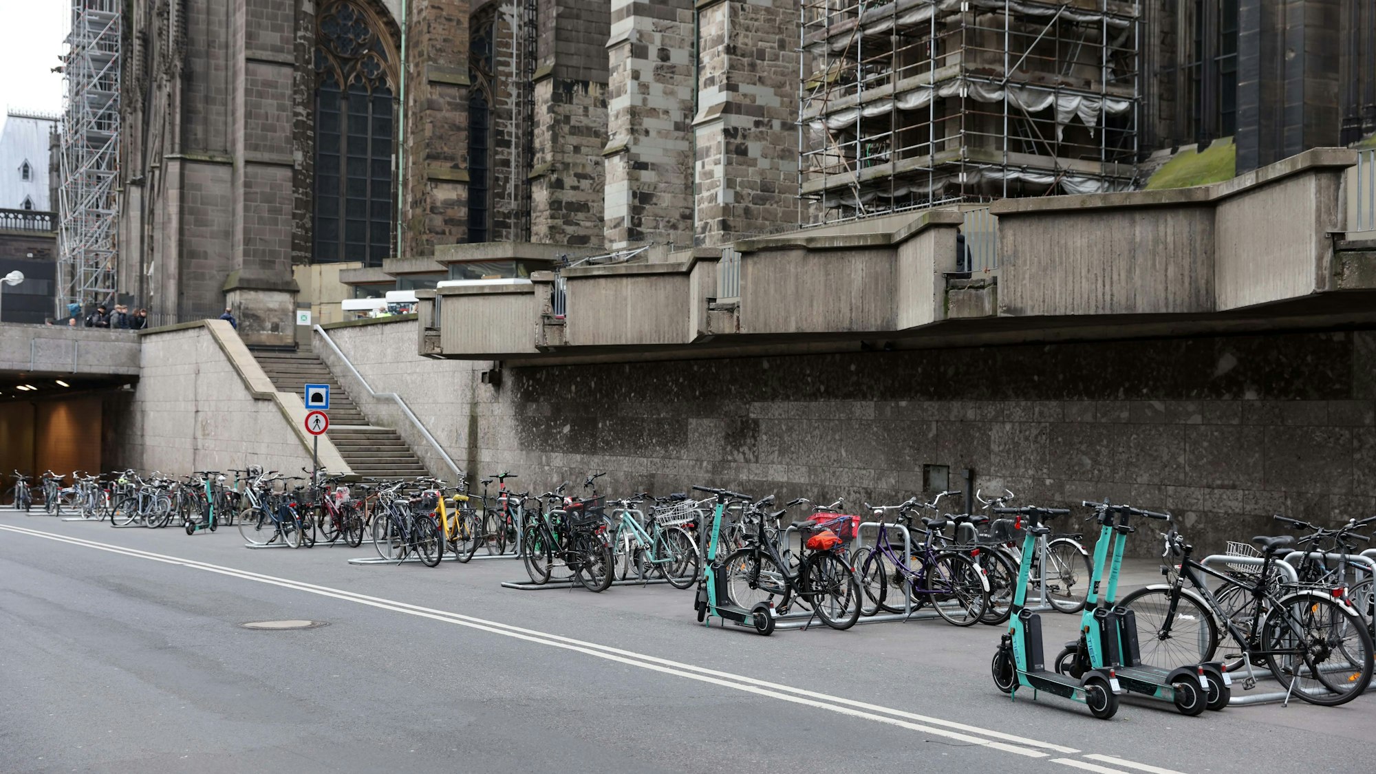 Zweckmäßig, aber nicht unbedingt schön sind die Fahrradständer am Domsockel.
