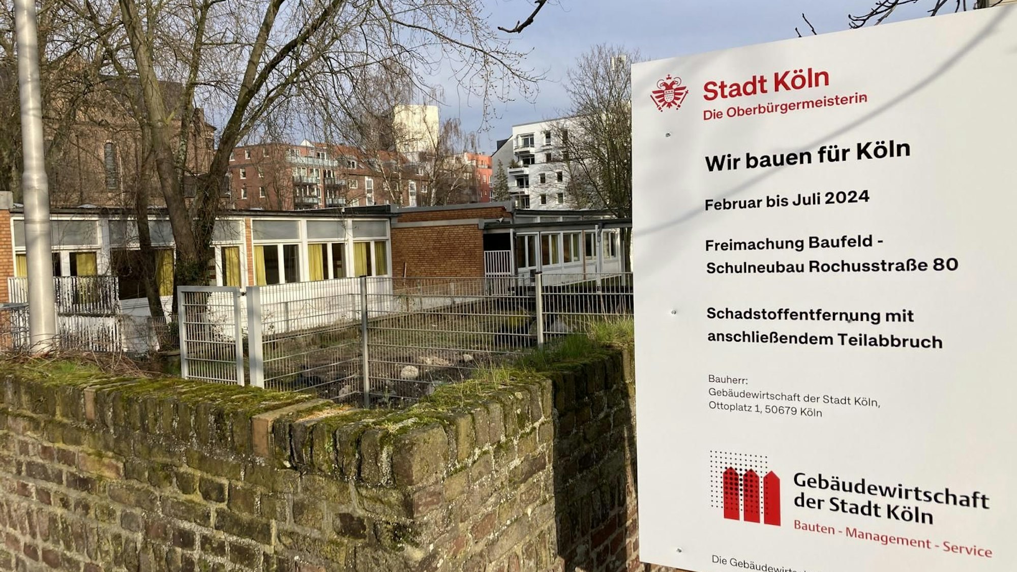 Blick auf ein Schild der Stadt Köln, das Abbrucharbeiten ankündigt.