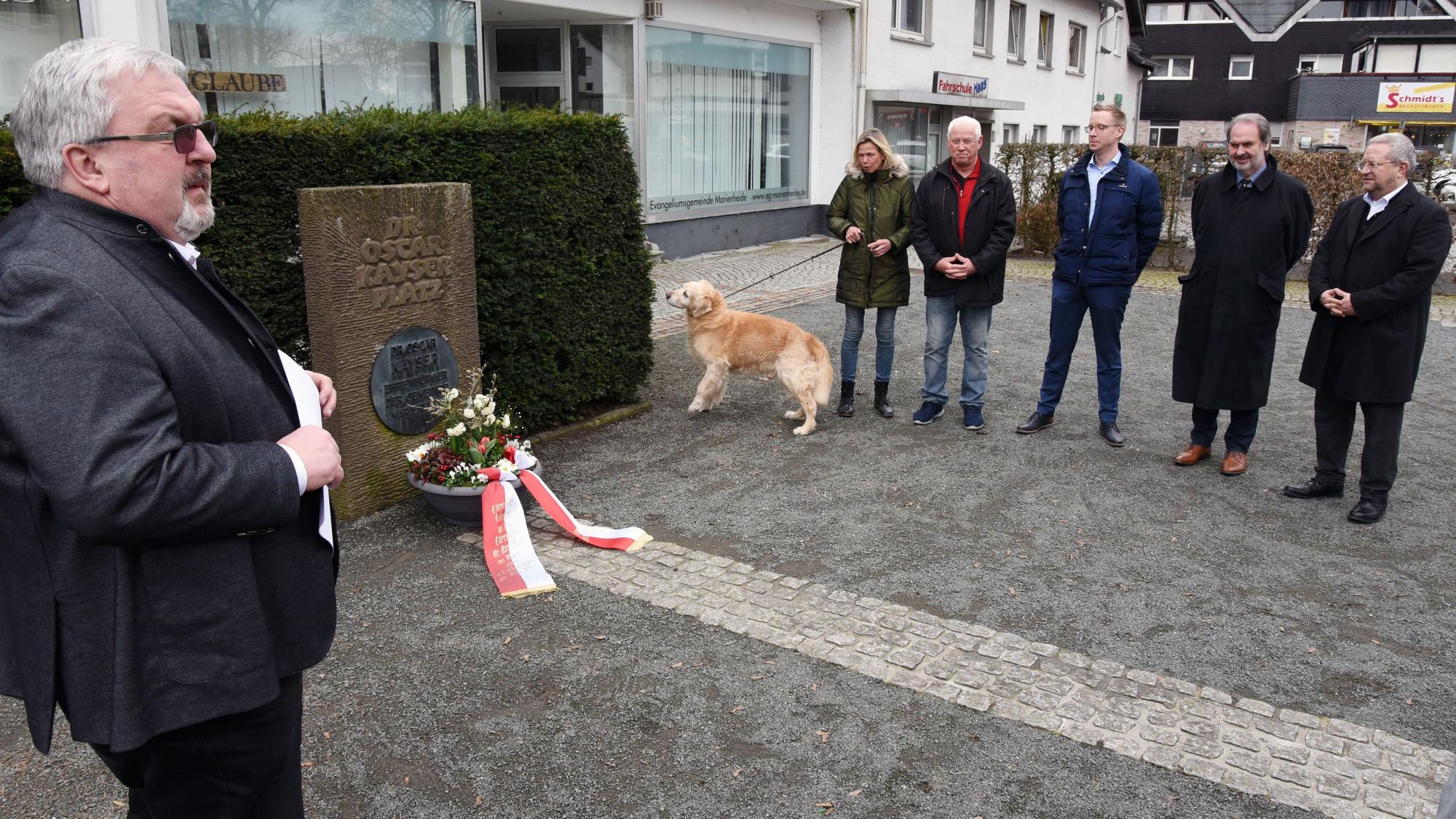 Die Festversammlung am Gedenkstein von Dr. Oscar Kayser.