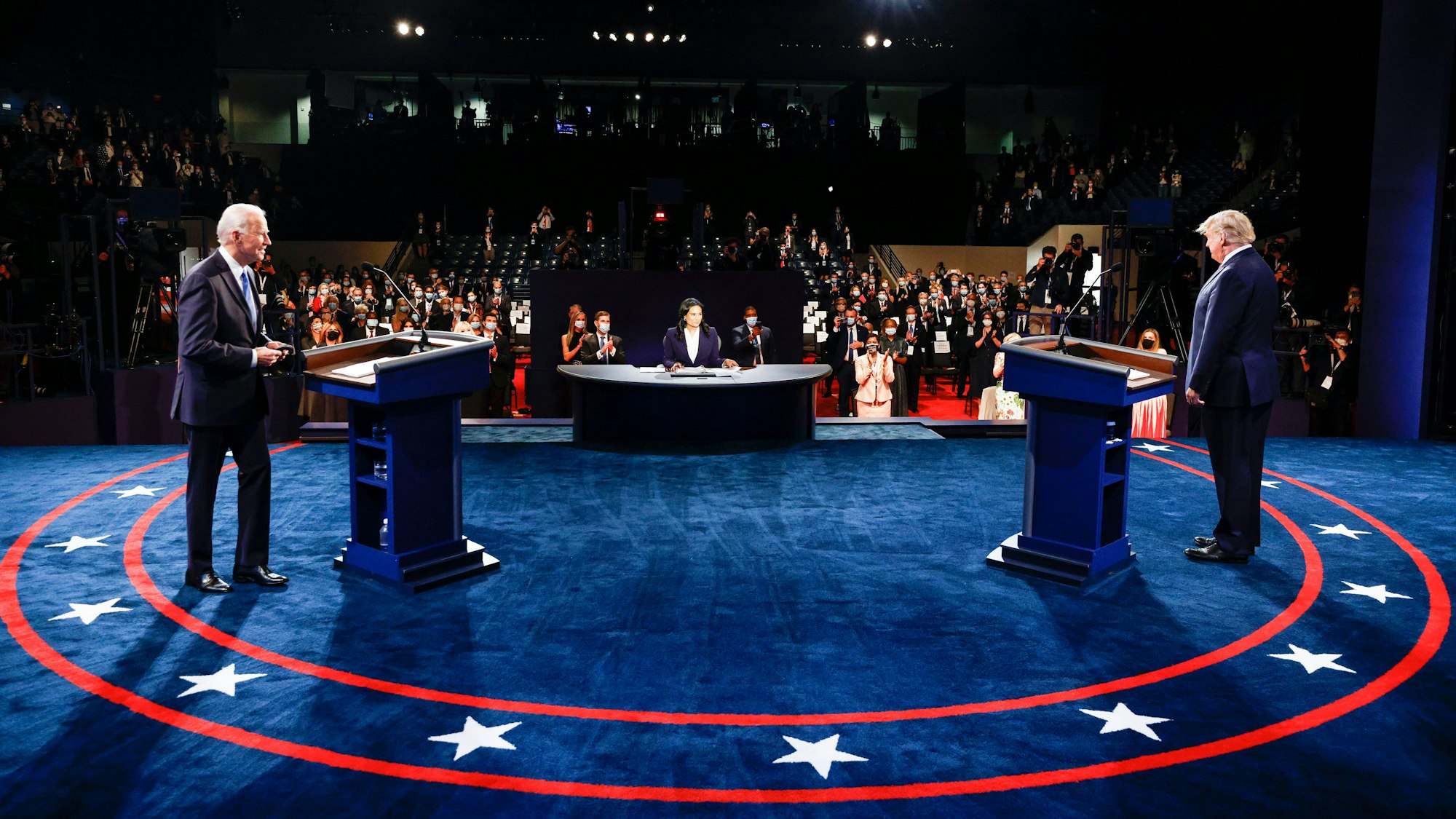 TV-Duell im Oktober 2020: Joe Biden (l.) und Donald Trump stehen an Rednerpulten.