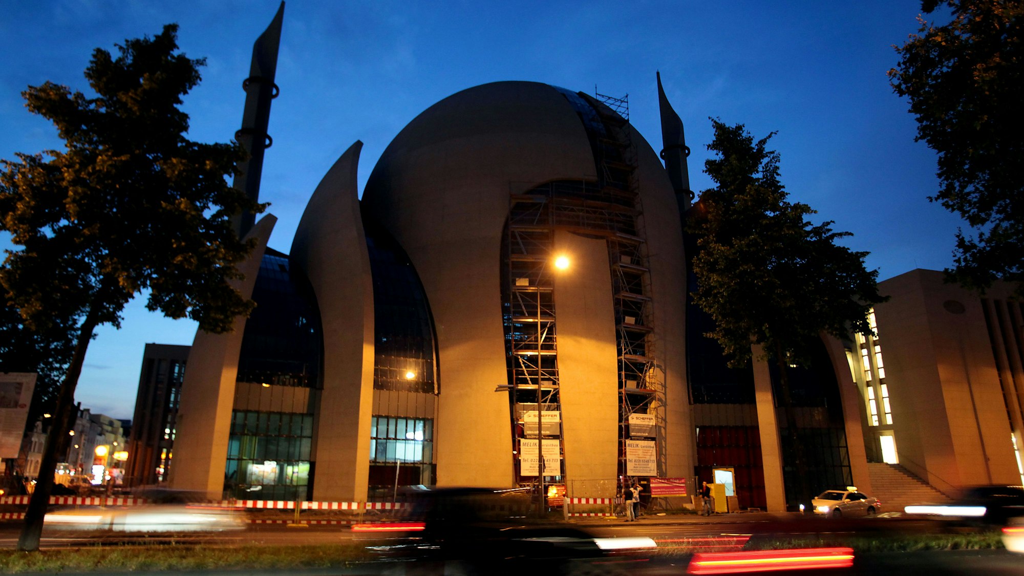 Moschee in Köln in der Abenddämmerung