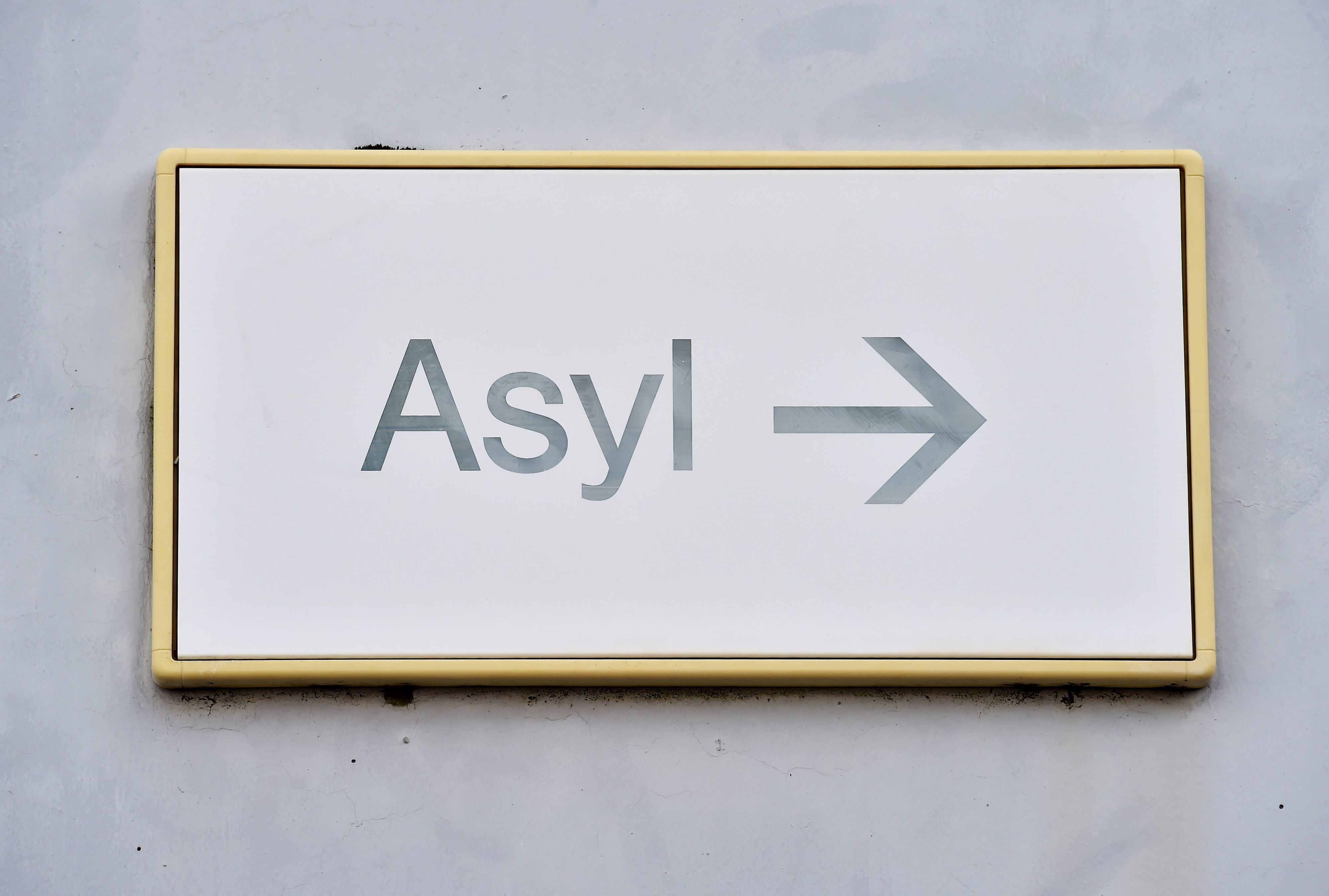 ARCHIV - 04.08.2014, Baden-Württemberg, Karlsruhe: Ein Schild mit der Aufschrift «Asyl» hängt in einer Erstaufnahme für Asylbewerber an einer Wand. (zu dpa: «Zahl der Asylbewerber zu Jahresstart deutlich gesunken») Foto: Uli Deck/dpa +++ dpa-Bildfunk +++