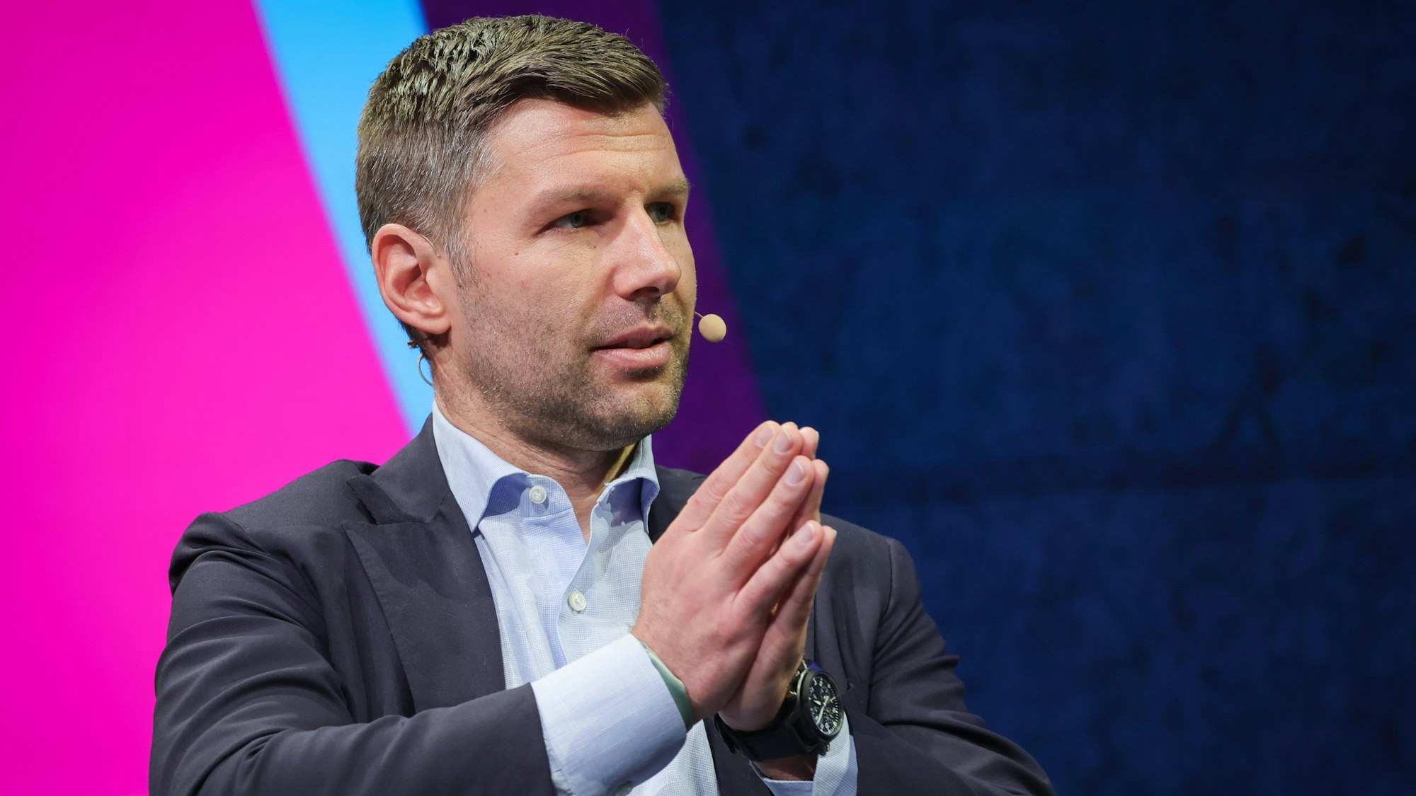 Thomas Hitzlsperger, ehemaliger deutscher Fußballprofi, spricht bei einem Podiumsgespräch auf der Branchenkonferenz SpoBis.