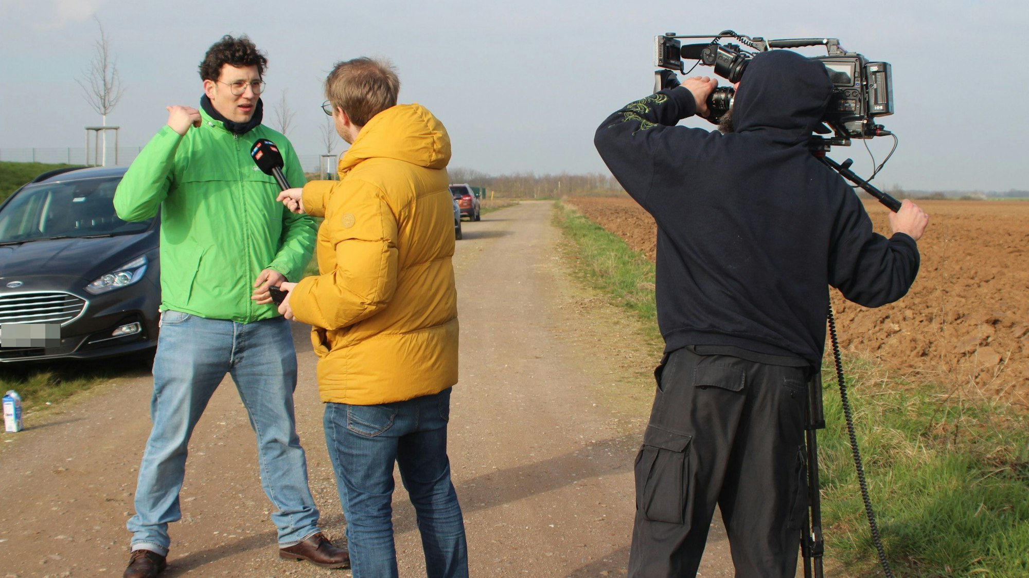 Lasse van Aken gibt einem Fernsehsender ein Interview.