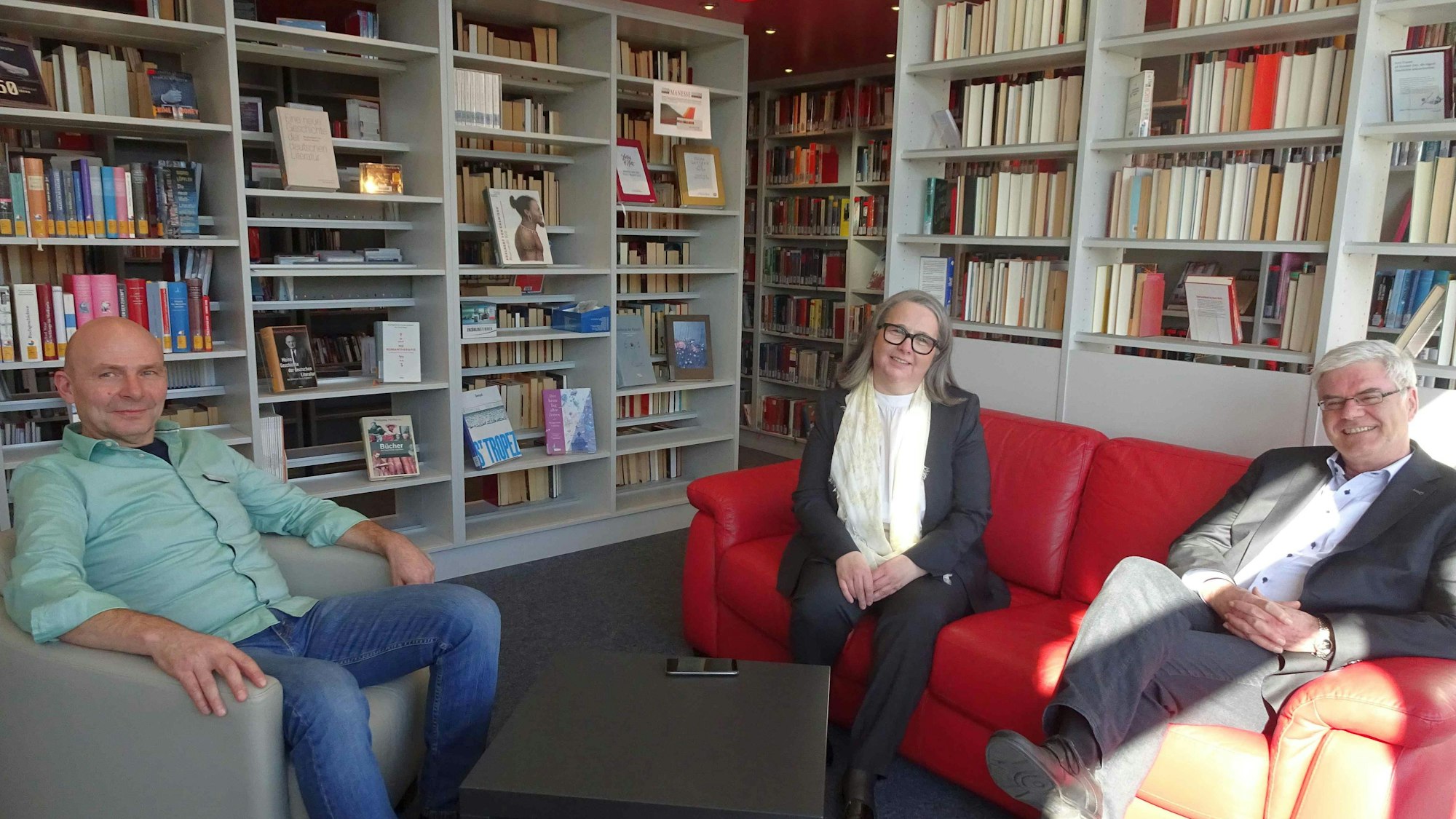 Lesen und Lernen inmitten von Büchern: Bibliotheksleiter Dr. Armin Ehrhardt (rechts) mit Sabine Heusinger von Waldegg, Leiterin ‚Lernort Bibliothek und Informationsservices‘ sowie Alexander Verleger, Leiter der Abteilungsbibliothek Rheinbach.