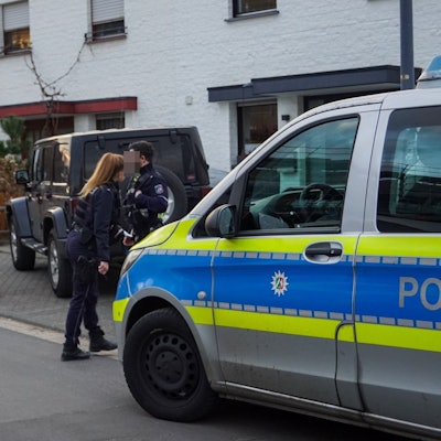 Der Geländewagen kam in einem Hof zum Stillstand. Polizisten haben den Bereich abgesperrt und nehmen das Fahrzeug unter die Lupe.
