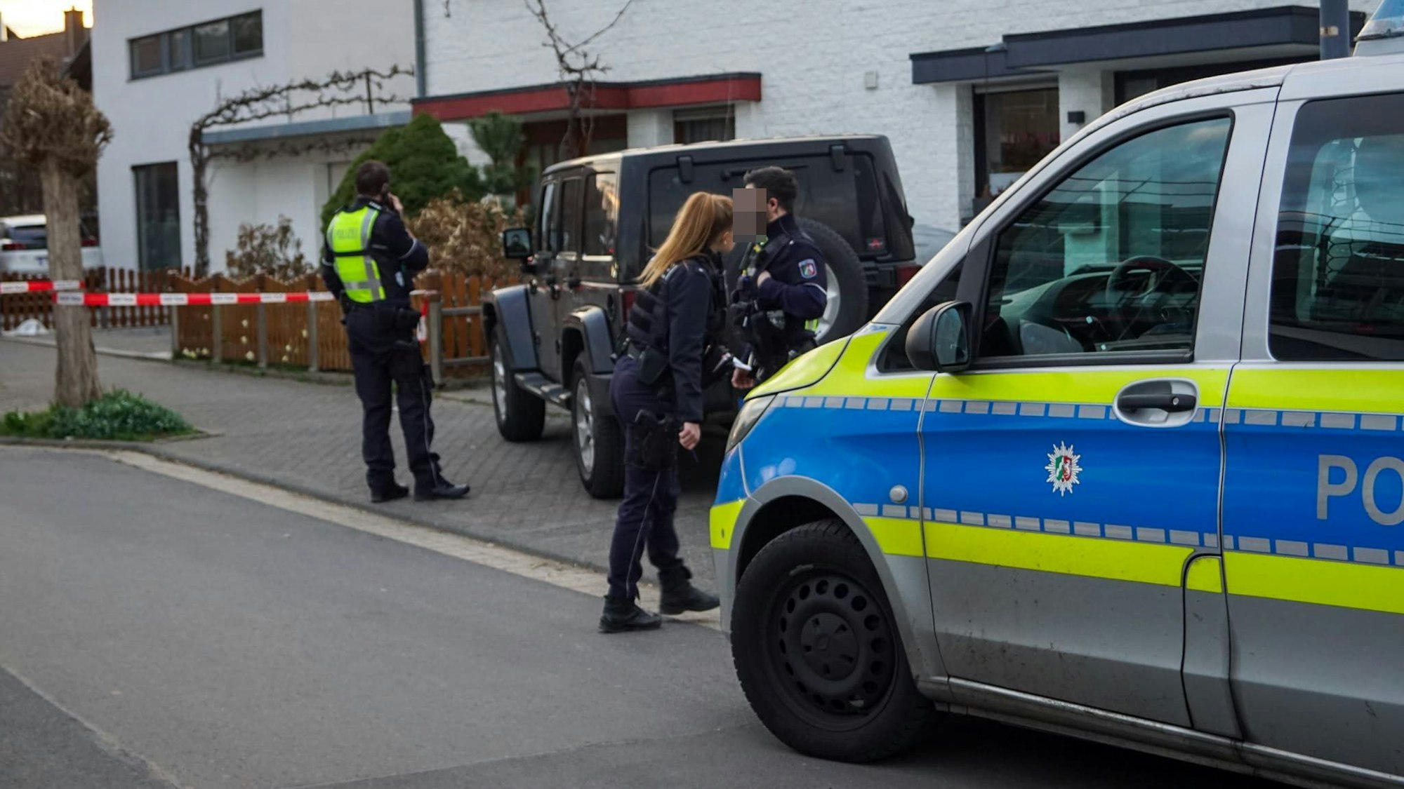 Der Geländewagen kam in einem Hof zum Stillstand. Polizisten haben den Bereich abgesperrt und nehmen das Fahrzeug unter die Lupe.